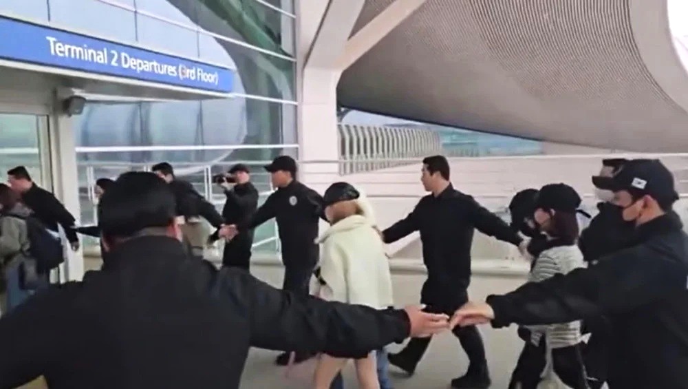 Potongan video viral tentang pengamanan Hearts2Hearts ala &lsquo;Ganggangsullae&rsquo; di Bandara Incheon yang tuai kritikan pedas.