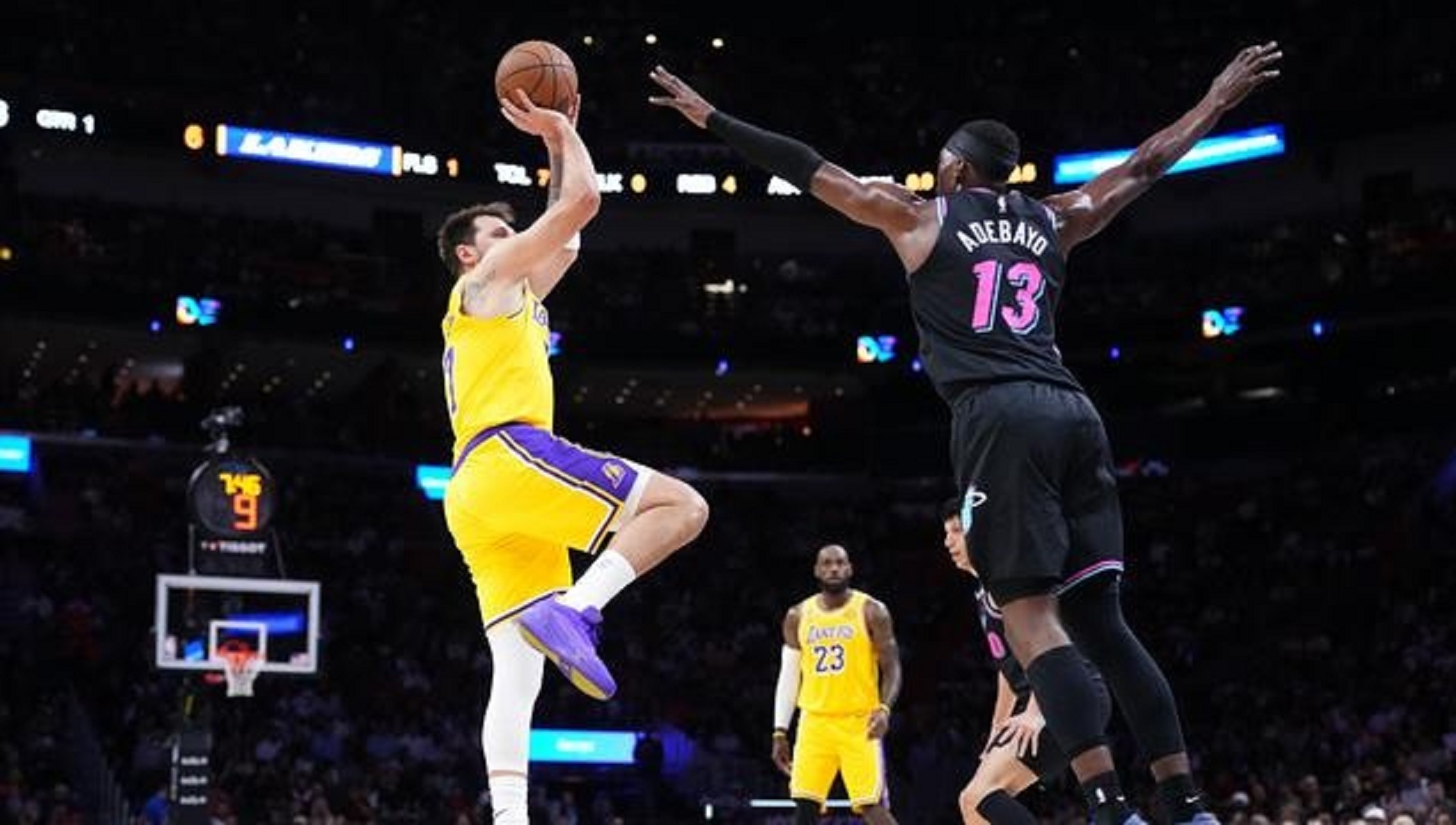 Aksi Luka Doncic (kiri) saat LA Lakers melawan Miami Heat di lanjutan NBA 2025/2026. (AFP)