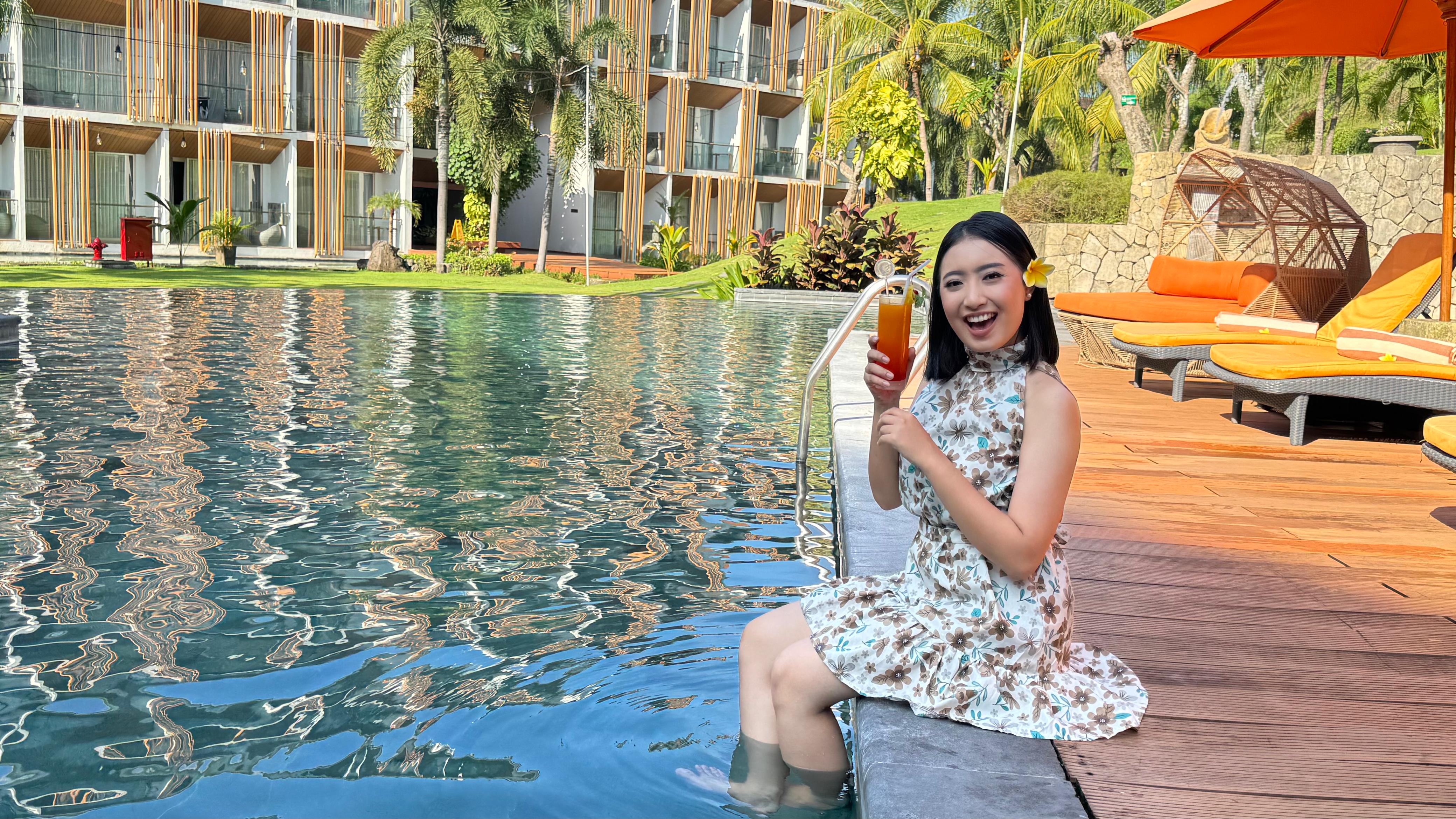 Suasana area kolam di Aruna Senggigi Resort &amp; Convention yang menjadi lokasi pelaksanaan Angkringan Spesial Lebaran. Hotel ini menghadirkan berbagai promo menginap dan hiburan keluarga.