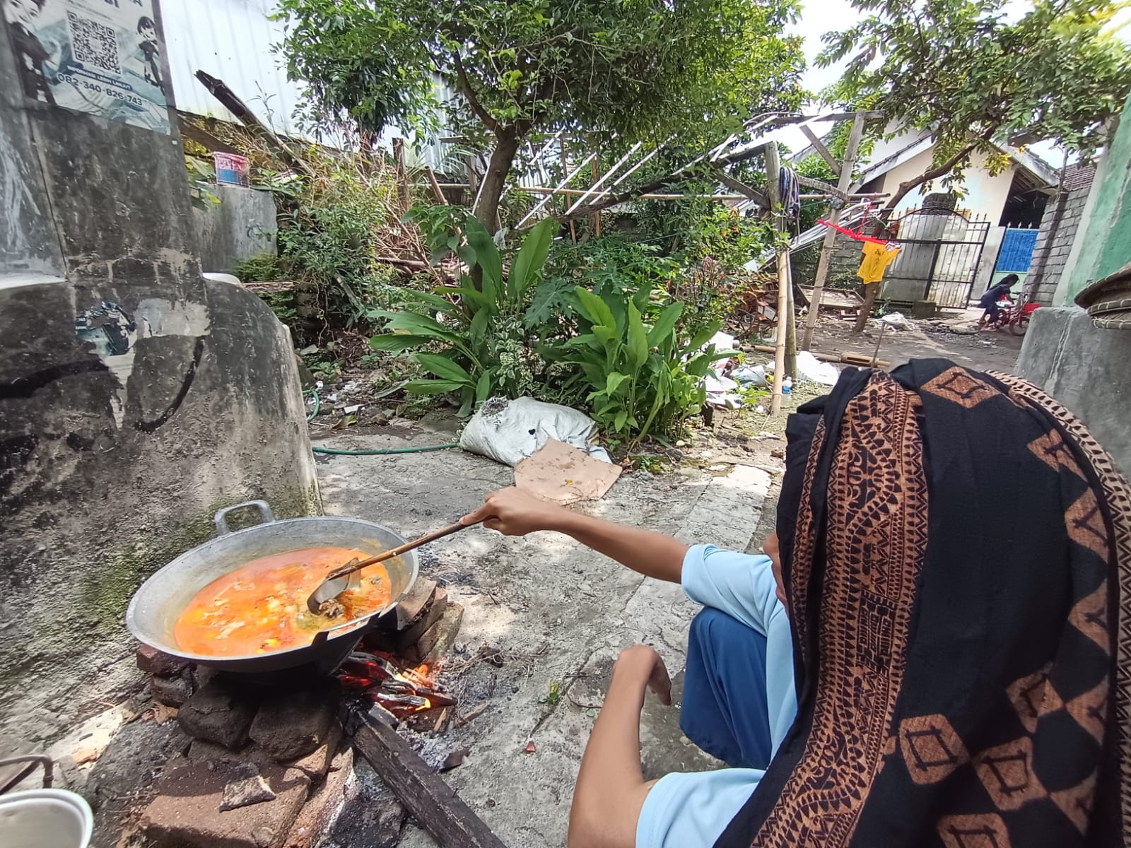 Mustiani warga Desa kabar saat memasak menggunakan kayu bakar karena tidak mendapatkan gas elpiji. 