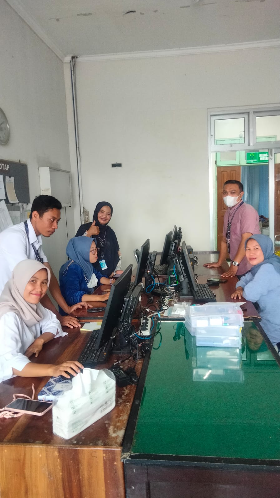 Pihak manajemen dan petugas kesehatan RSUD dr r Soedjono Selong saat piket pada hari libur