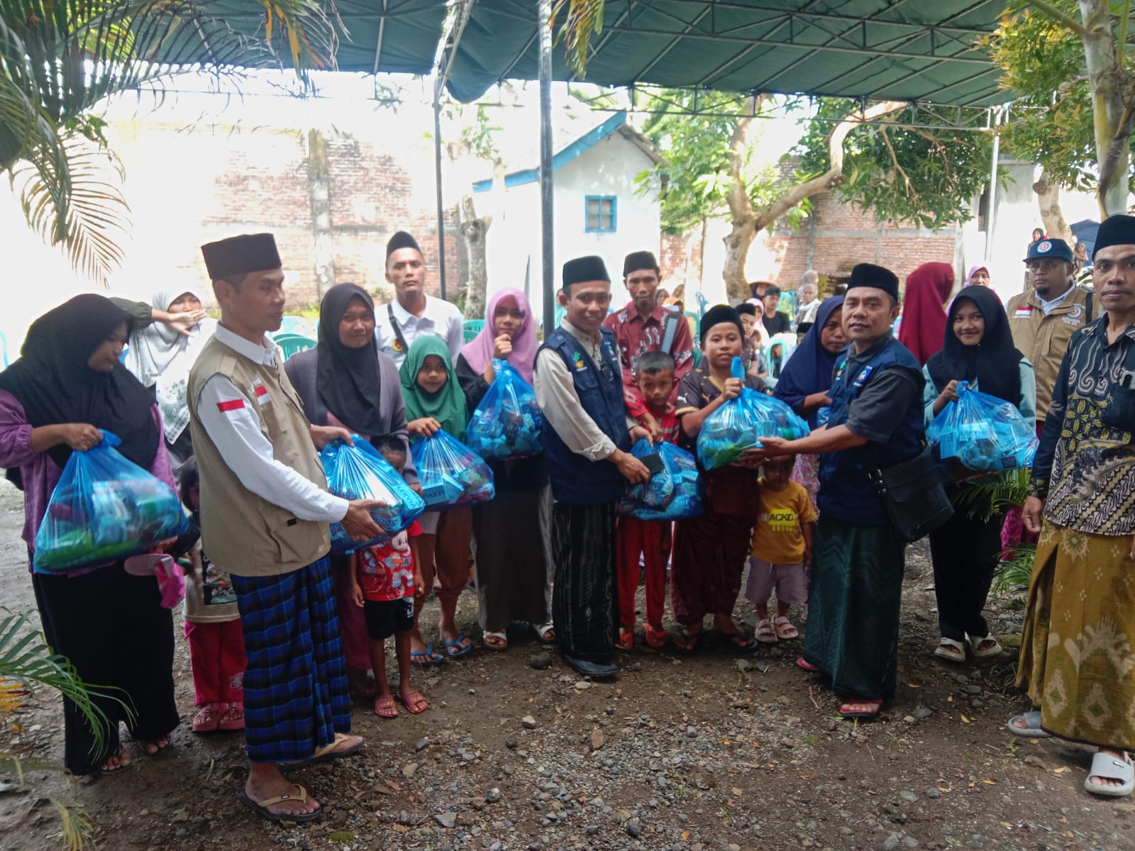 penyantunan anak yatim piatu dan lansia yang digelar oleh Yayasan Insan Peduli Umat (YIPU) NTB di Desa Pengembur, Kecamatan Pujut, Kamis (19/3) 
