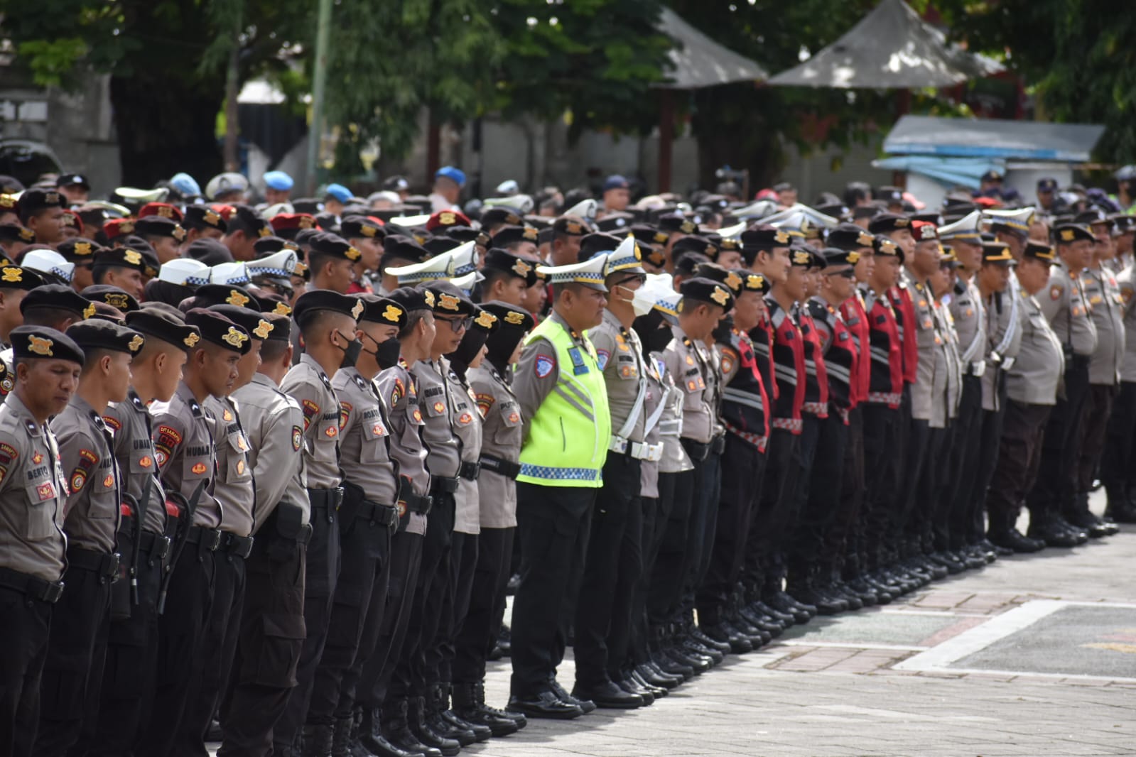 Ratusan personel gabungan mengikuti apel siaga pengamanan malam takbiran di Mataram, Jumat (20/3).