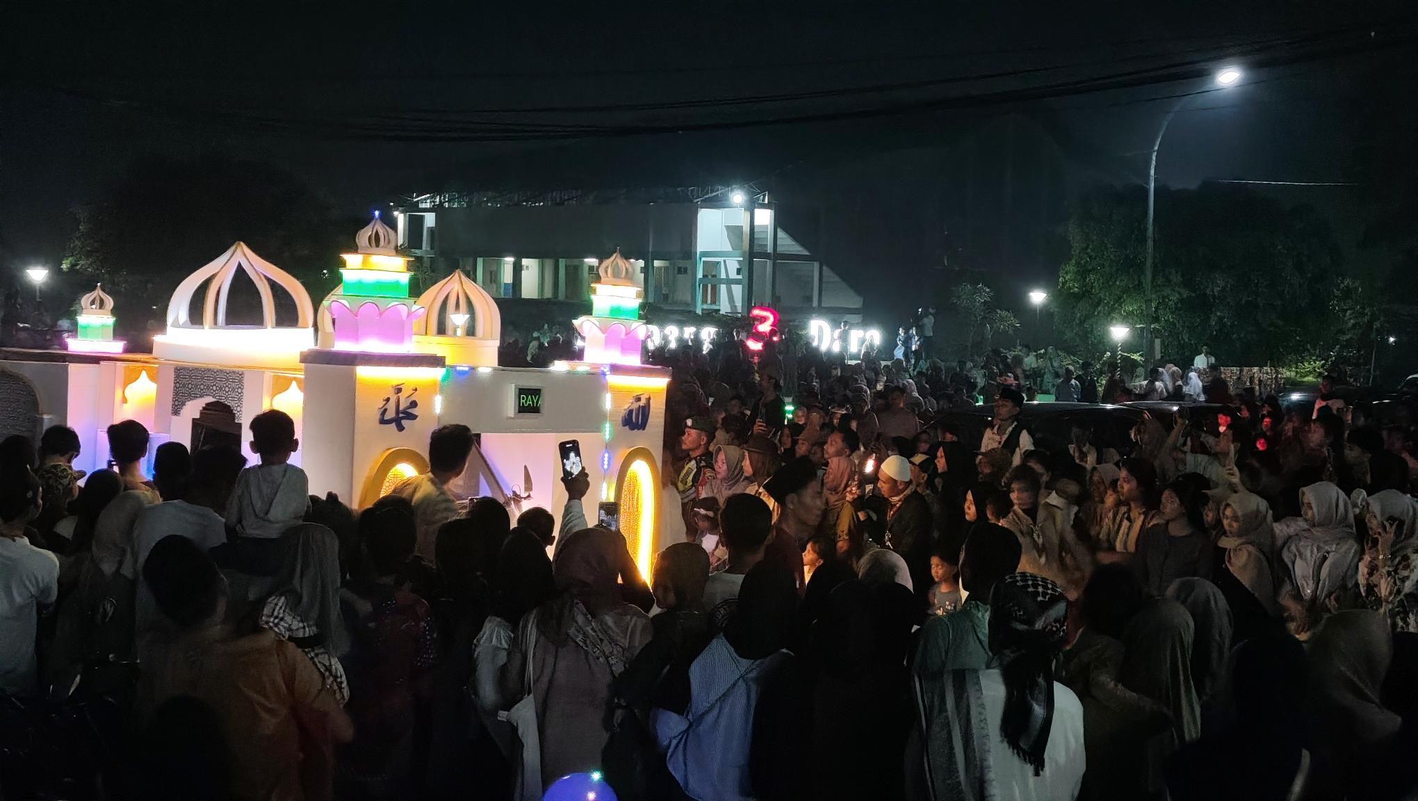 Ribuan warga tumpah ruah ke jalan untuk menyaksikan pawai lampion yang digelar oleh Pemkab Lombok Tengah, Jumat (20/3).  