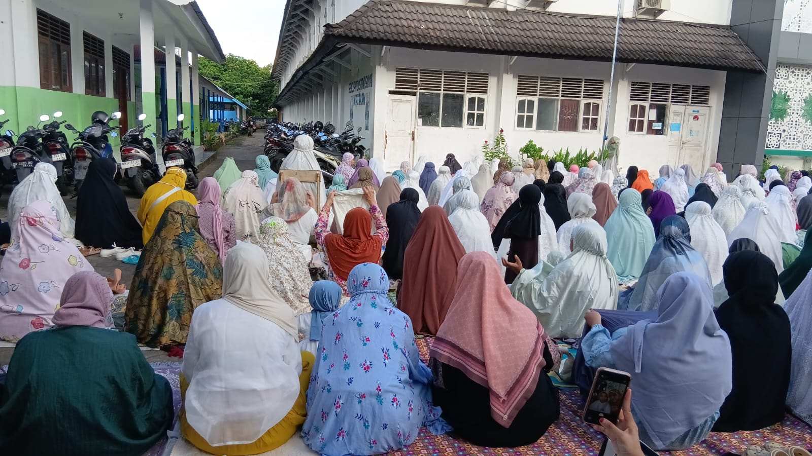 Ratusan jamaah memadati lapangan untuk melaksanakan Salat Idulfitri 1447 Hijriah yang diselenggarakan oleh Pimpinan Wilayah Muhammadiyah (PWM) NTB. (NURUL/LOMBOK POST)