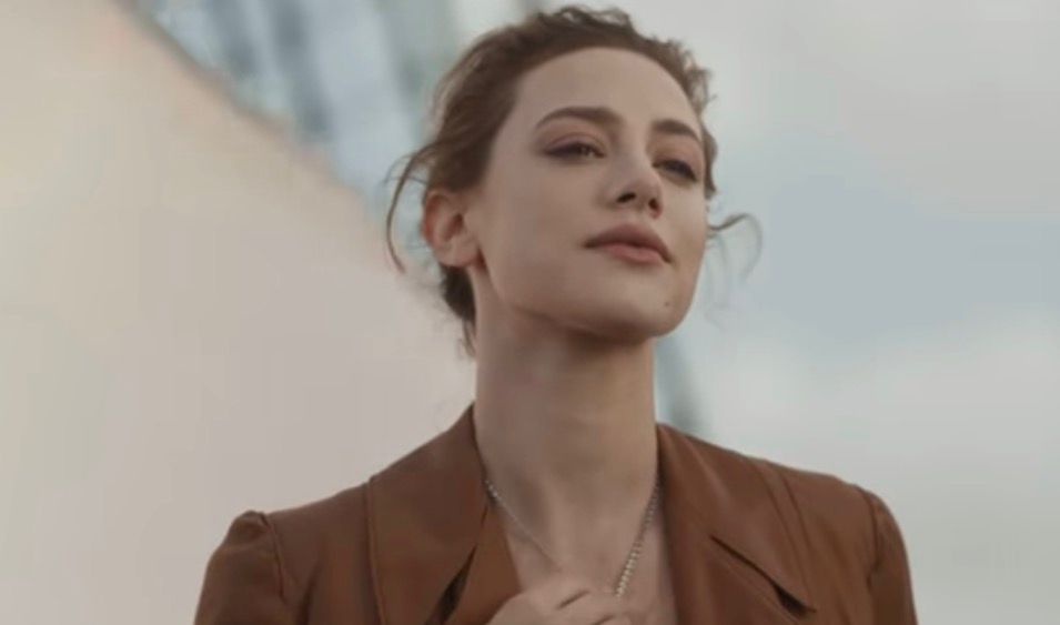 Cuplikan Lili Reinhart bintangi MV SWIM milik BTS.