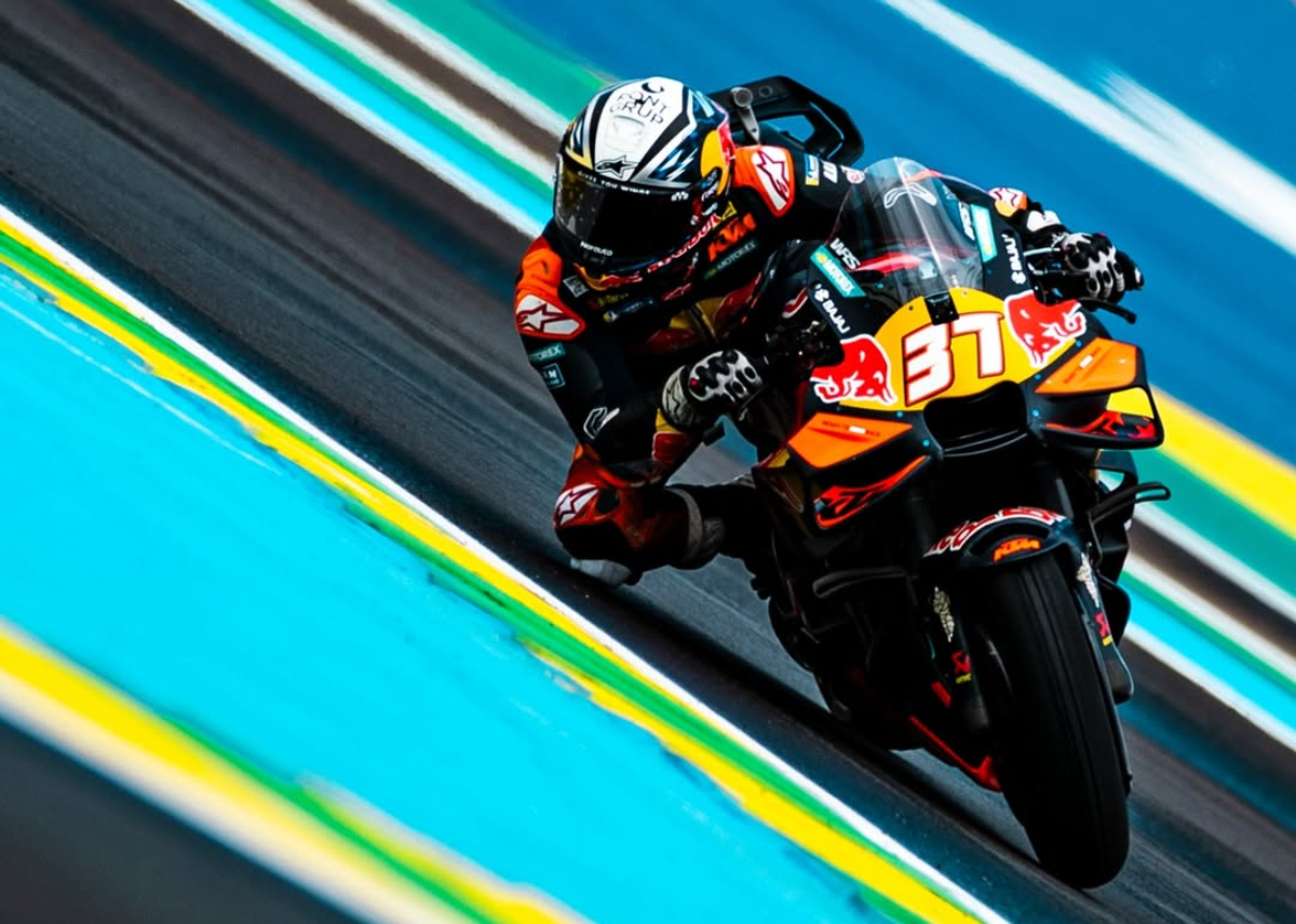 Pedro Acosta tercepat FP1 MotoGP Brasil 2026 di trek basah Goiania. Ungguli Jack Miller dan Marco Bezzecchi.