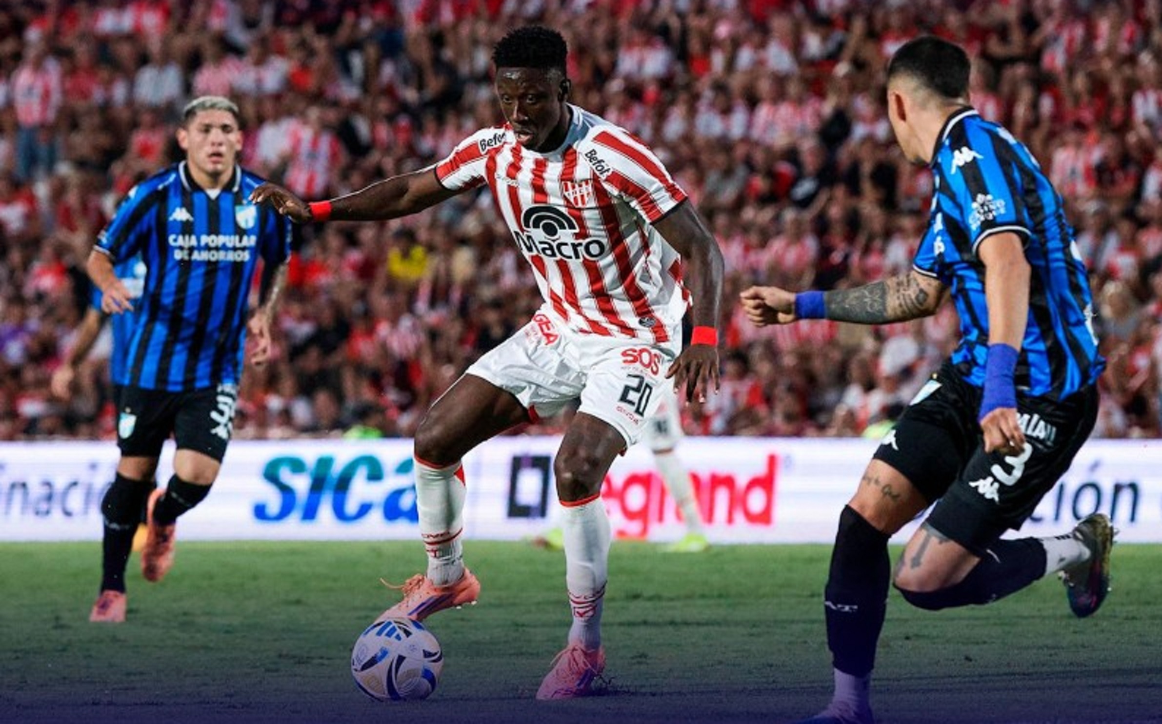 Laga antara Atl&eacute;tico Tucum&aacute;n kontra Gimnasia y Esgrima. 