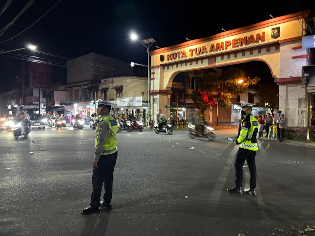 Sejumlah personel kepolisian disiagakan untuk pengamanan pawai takbiran di Simpang Lima Ampenan.