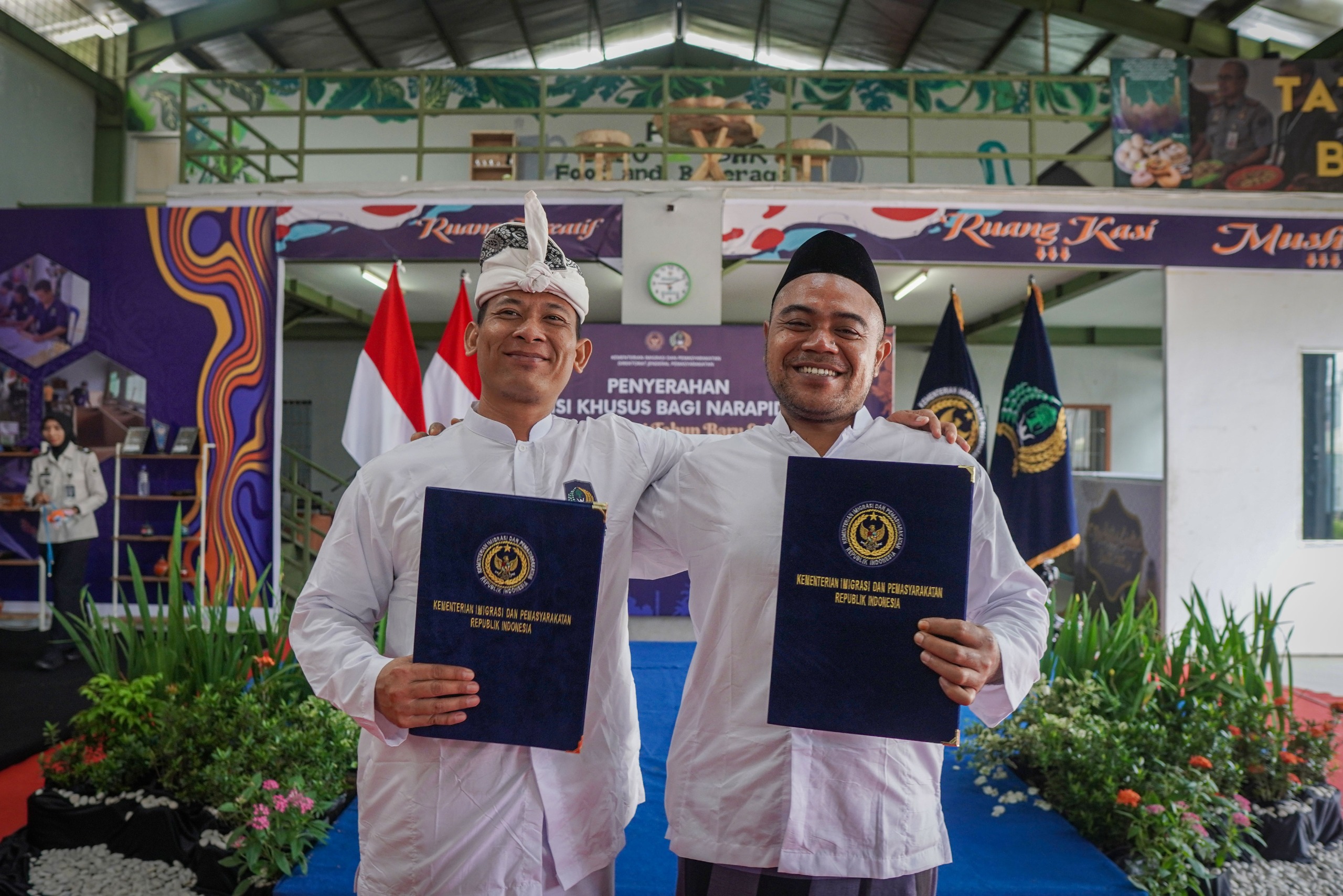 SEMRINGAH: Dua narapidana yang menjalani hukuman di Lapas Kelas IIA Lobar menerima remisi secara simbolik di Lapas Kelas IIA Lobar, Sabtu (21/3).  