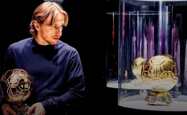 Pemain AC Milan Luka Modric, membawa piala ballon d'or miliknya untuk dipajang di Casa Milan. 