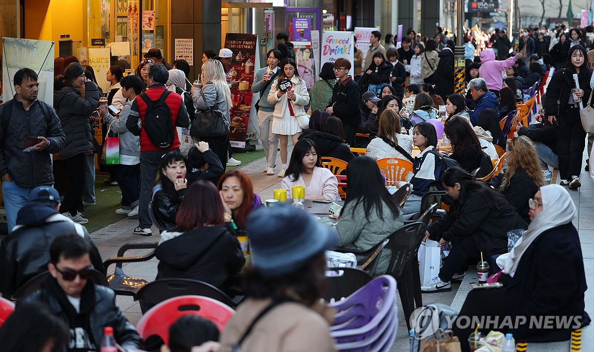 Jalanan kafe di dekat Gwanghwamun dipenuhi para penggemar BTS yang akan menonton konser.