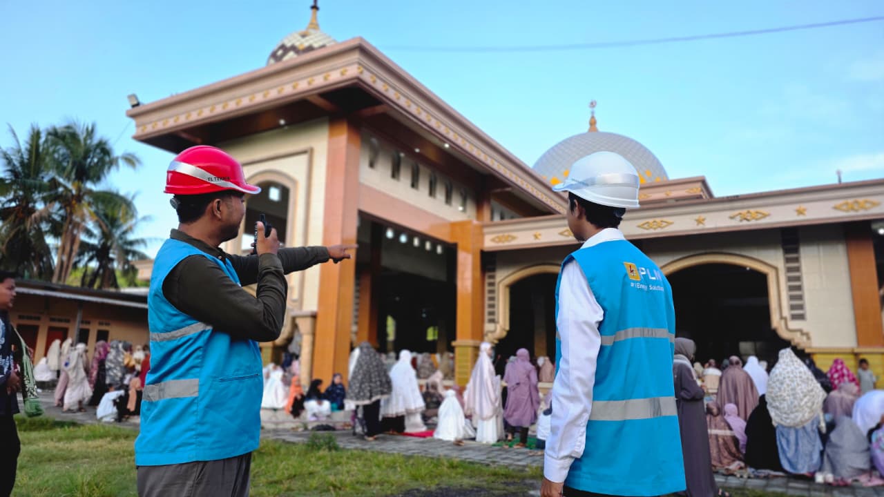 Petugas PLN bersiaga untuk memastikan pasokan listrik tetap andal untuk pelaksanaan Pelaksanaan salat Idulfitri 1447 Hijriah.