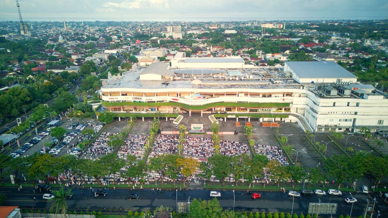 Ribuan warga Kota Mataram dan sekitarnya yang mengikuti salat Idulfitri 1447 H di halaman parkir Timur Lombok Epicentrum Mall, Sabtu (21/3).