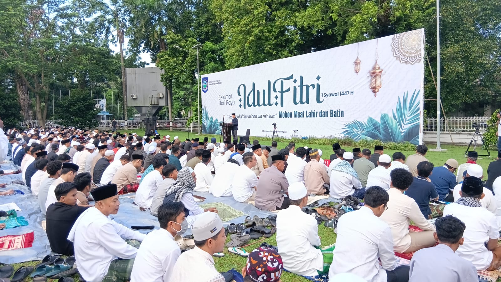 Gubernur NTB Lalu Muhamad Iqbal saat memberikan sambutan Salat Idulfitri. Usai salah, Gubernur ajak masyarakat open house lebaran di Pendopo Gubernur NTB.