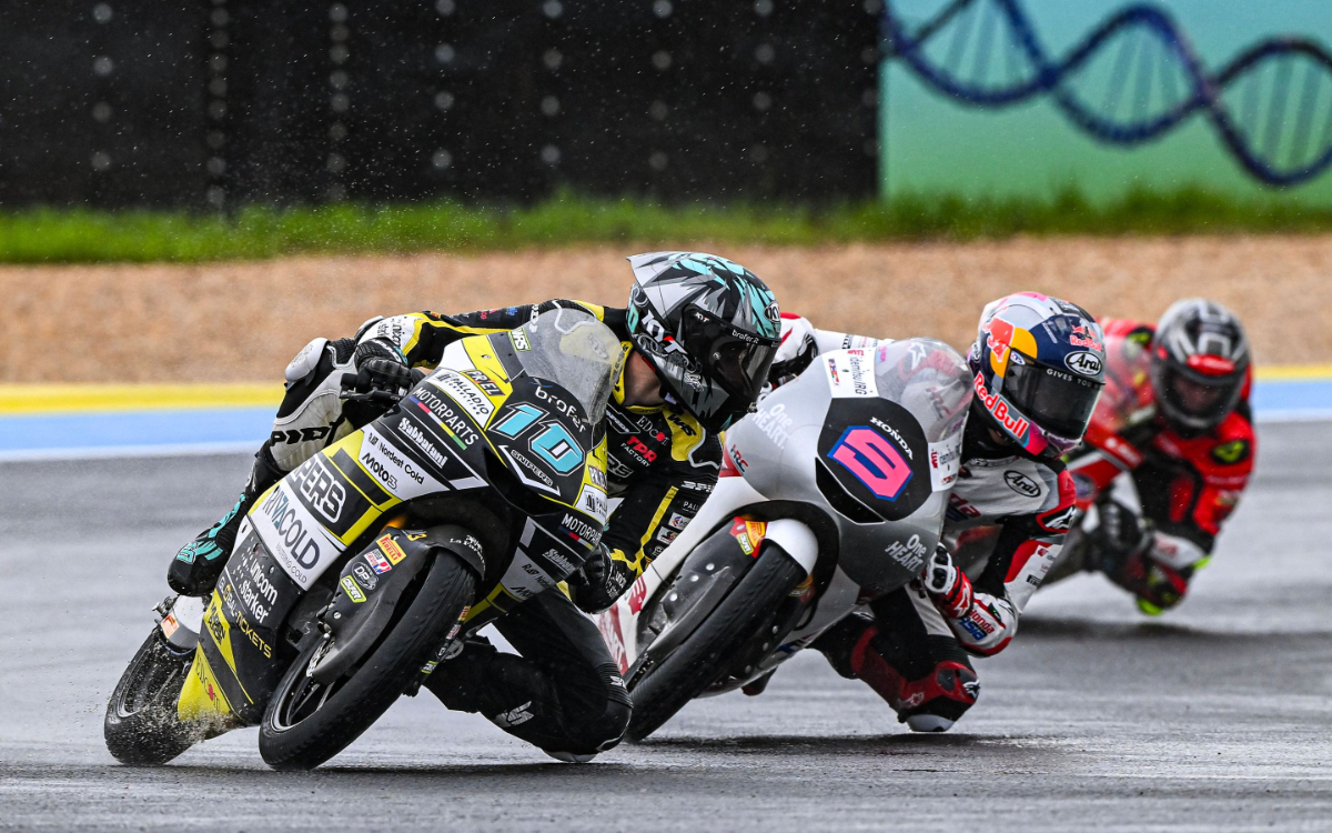 Moto3 Brasil 2026: David Almansa tercepat, Veda Ega Pratama finis ketiga dan lolos Q2. Persaingan panas di Goiania!