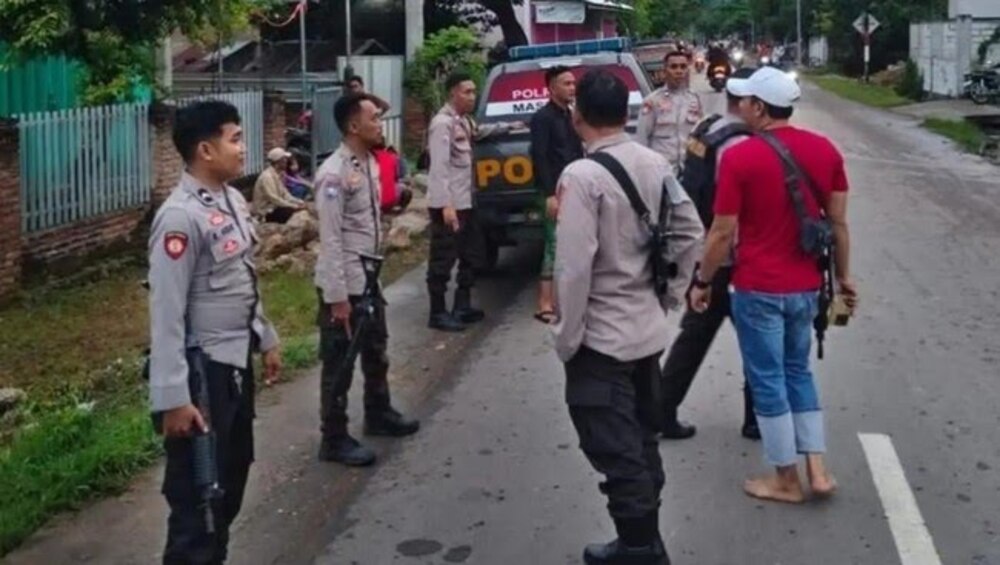 Anggota Polres Bima Kota berjaga di perbatasan Desa Soro dan Melayu, Kecamatan Lambu, Kabupaten Bima, Minggu (22/3). (Dok Polres Bima Kota)