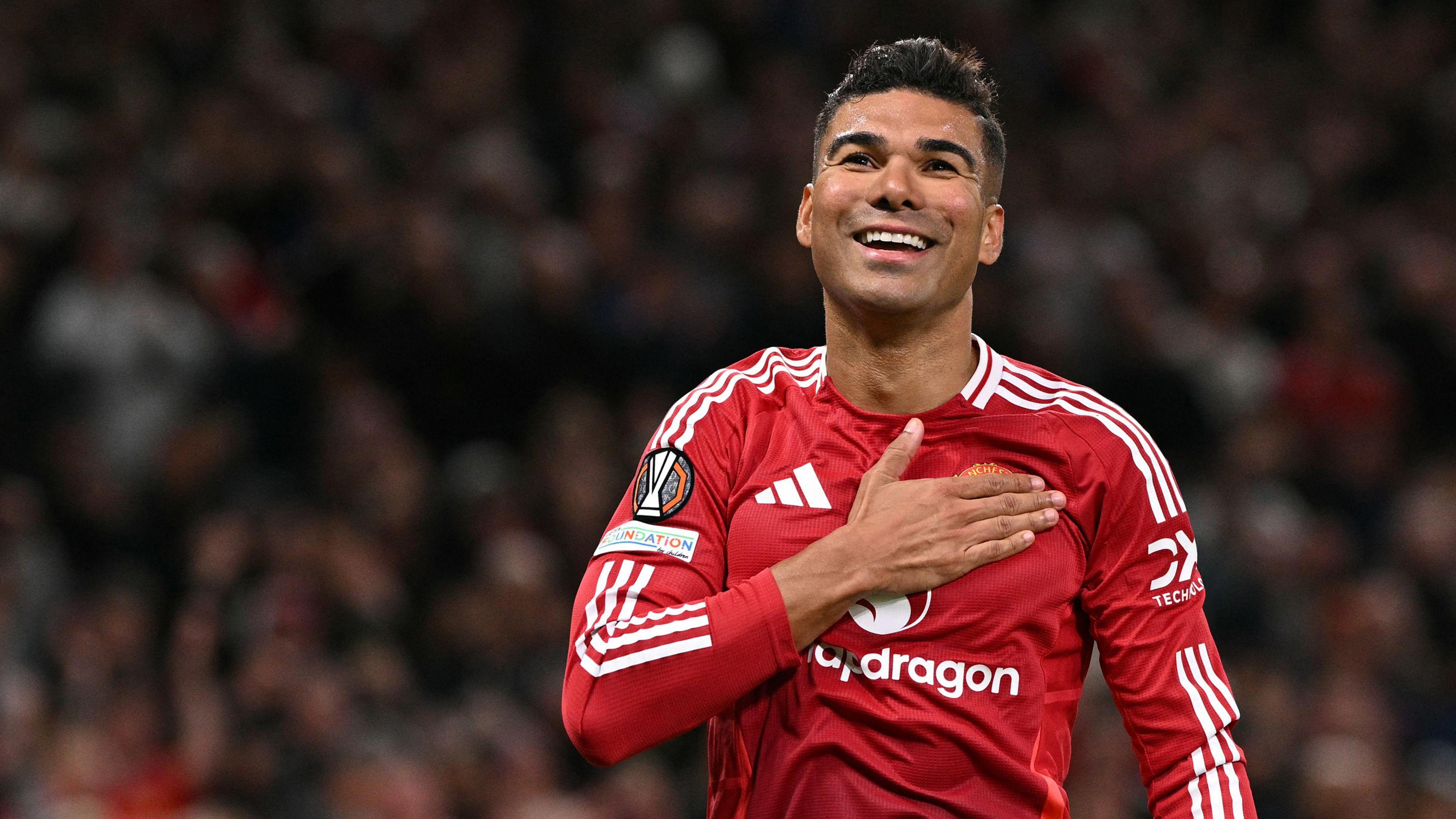 Dilema Manchester United! Casemiro masih dibutuhkan tapi tak dijamin bertahan di Old Trafford demi regenerasi skuad. 