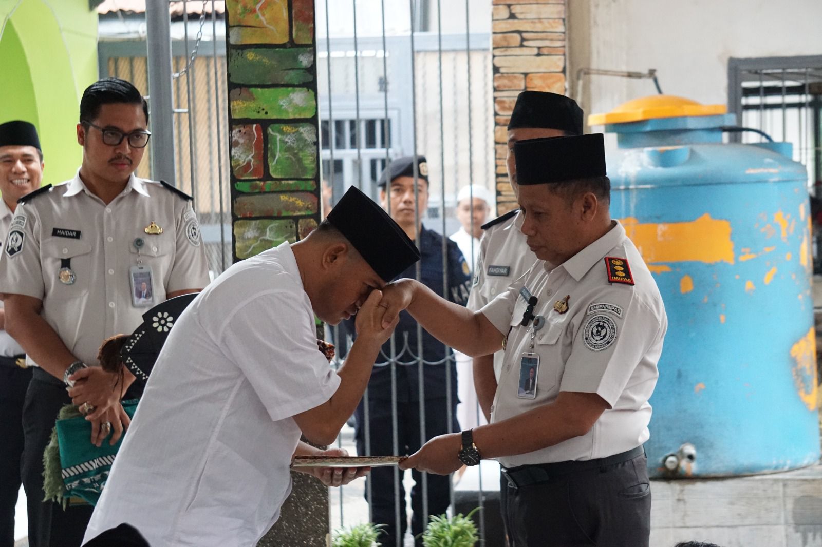 Kepala Lapas kelas IIB Selong saya menyerahkan SK Remisi khusus kepda salah seorang perwakilan warga binaan
