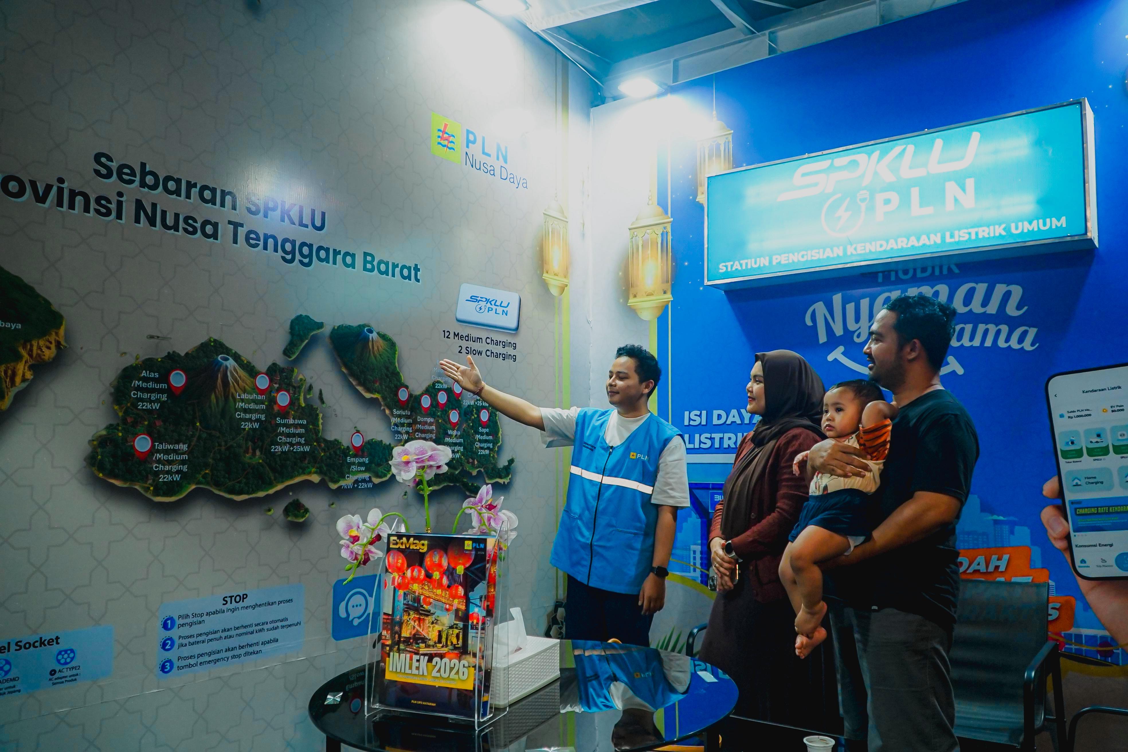 Petugas PLN menunjukkan peta sebaran SPKLU di Pulau Lombok dan Pulau Sumbawa.