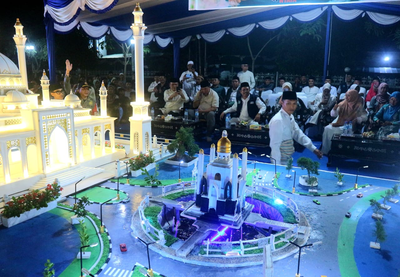 IKONIK: Peserta kafilah menampilkan miniatur bernuansa Islami saat mengikuti pawai Festival Gema Takbir 2026 di Giri Menang Park, Gerung, Jumat malam (20/3). 