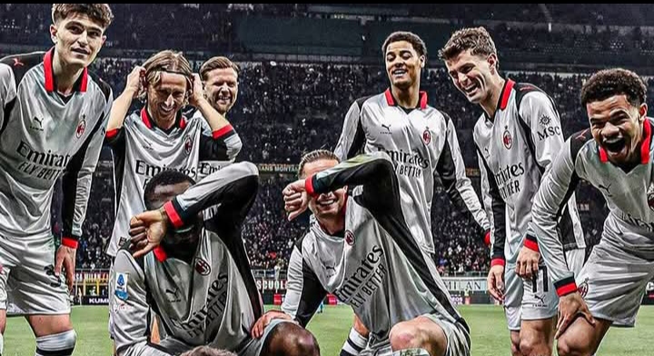 Saat berselebrasi, Youssouf Fofana menggabungkan selebrasi dua pemain AC Milan lainnya, Rafael Leao dan Christian Pulisic. 