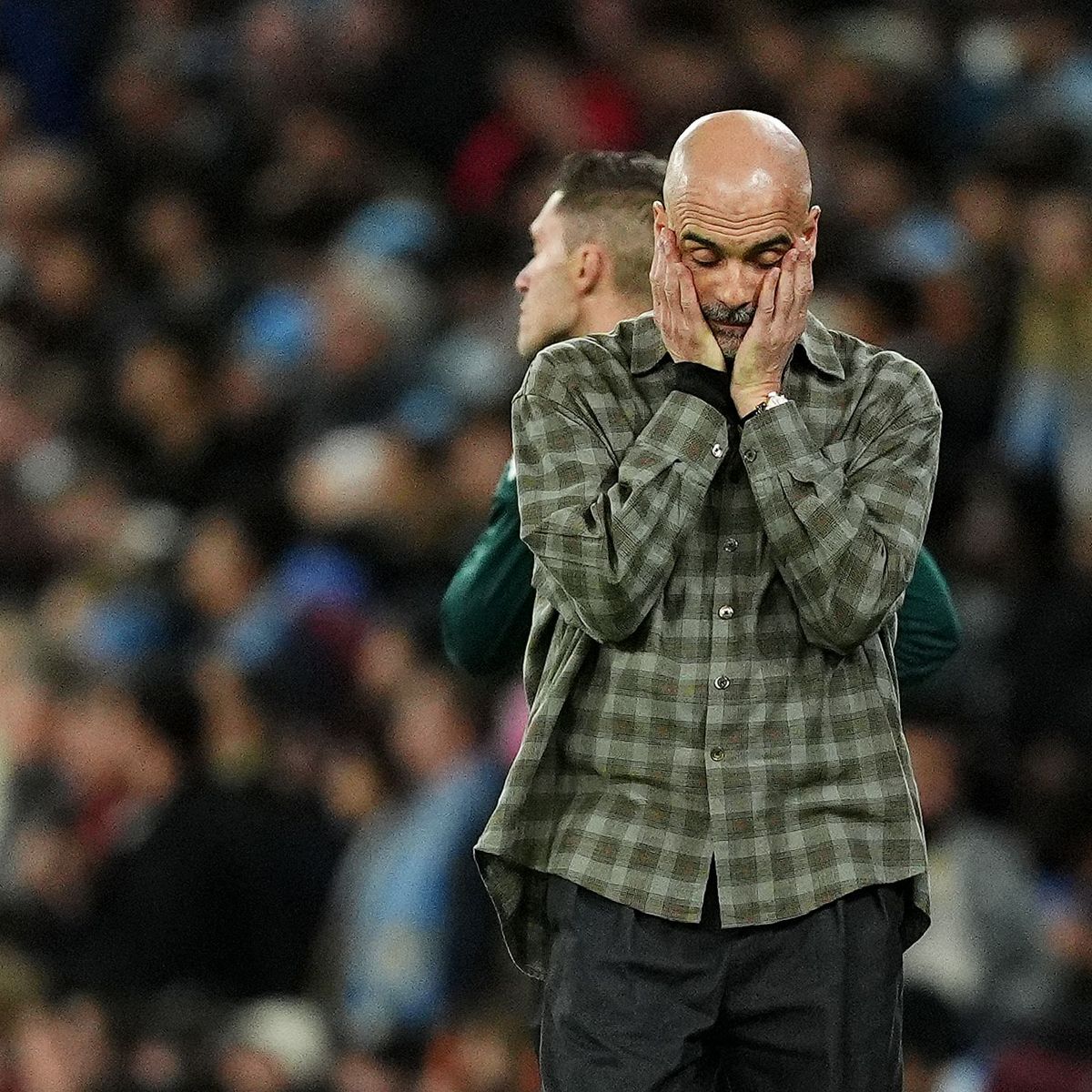 Pep Guardiola saat timnya disingkirkan real madrid dalam ajang UEFA Champions League. 