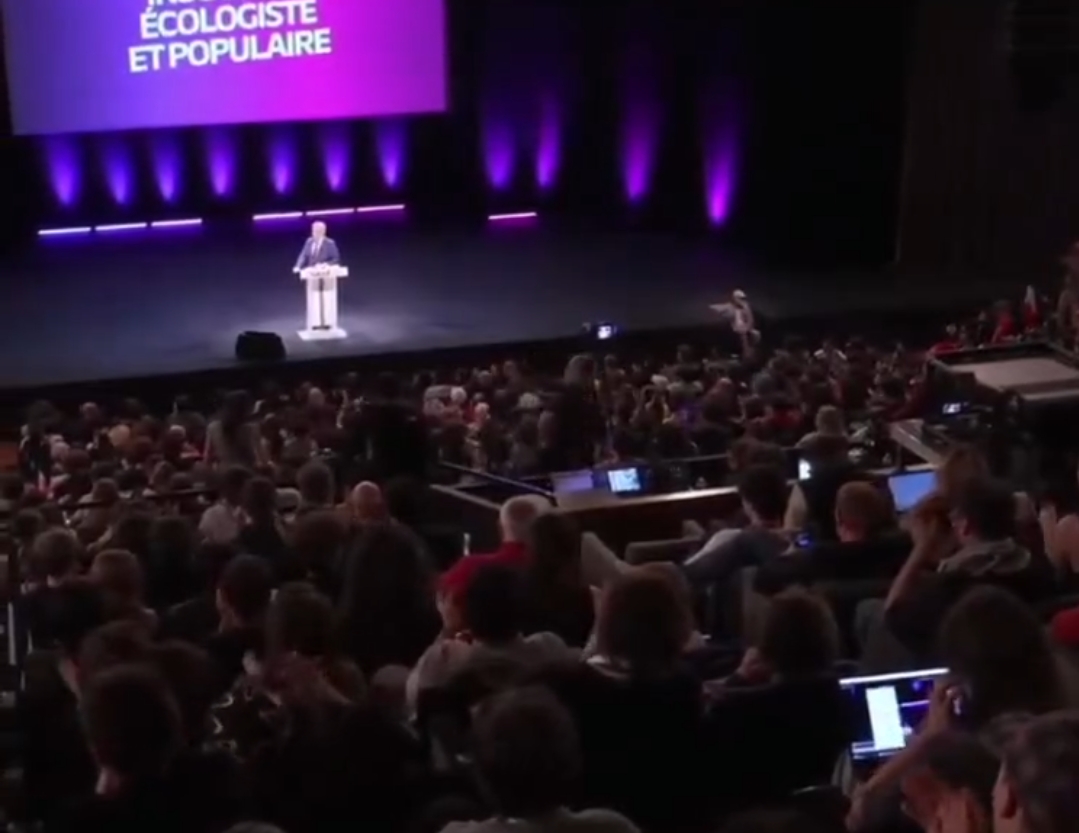 Orasi Jean-Luc M&eacute;lenchon di depan pendukungnya. 