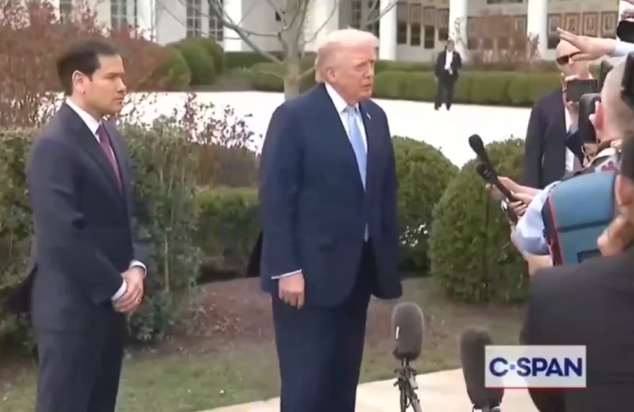Presiden AS Donald Trump dihadapan media. 