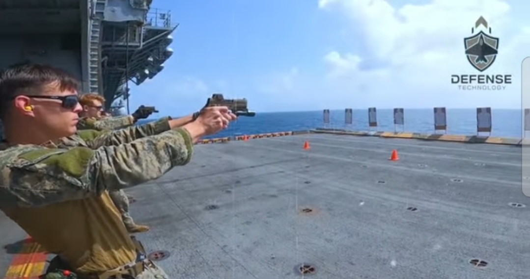 Pasukan AS tengah berlatih di atas kapal induk USS Tripoli.