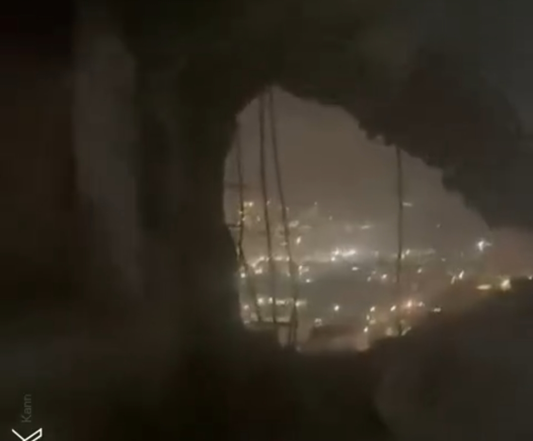 Roket Hezbollah yang menembus dinding apartemen seorang warga Israel. 