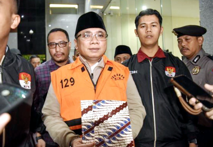 Tersangka kasus kuota haji eks Menteri Agama (Menag) Yaqut Cholil Qoumas alias Gus Yaqut ketika mulai ditahan KPK, Kamis malam (12/3). 