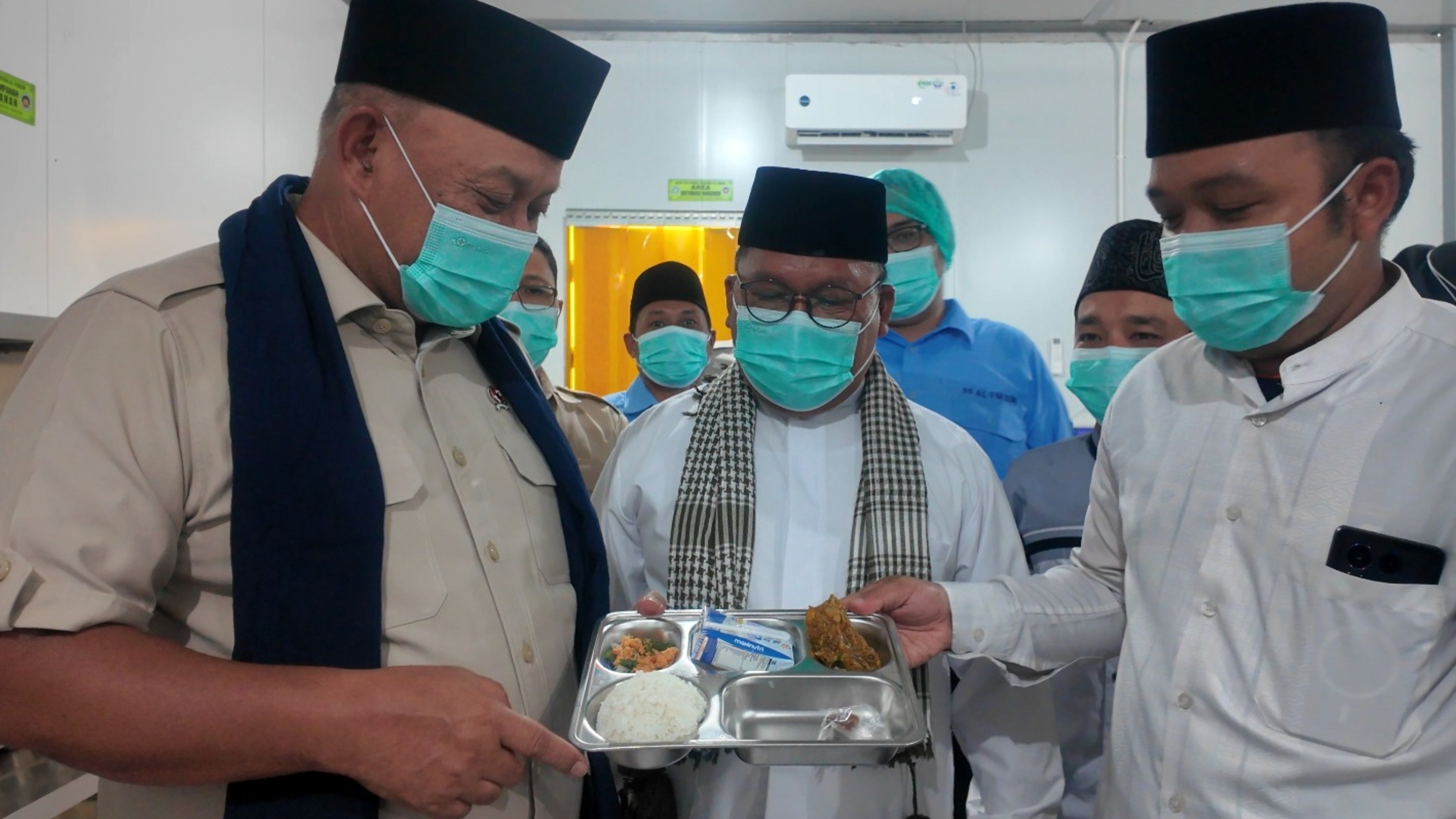 Kepala BGN Dadan Hindayana (kiri) saat meninjau salah satu SPPG, beberapa waktu lalu. 