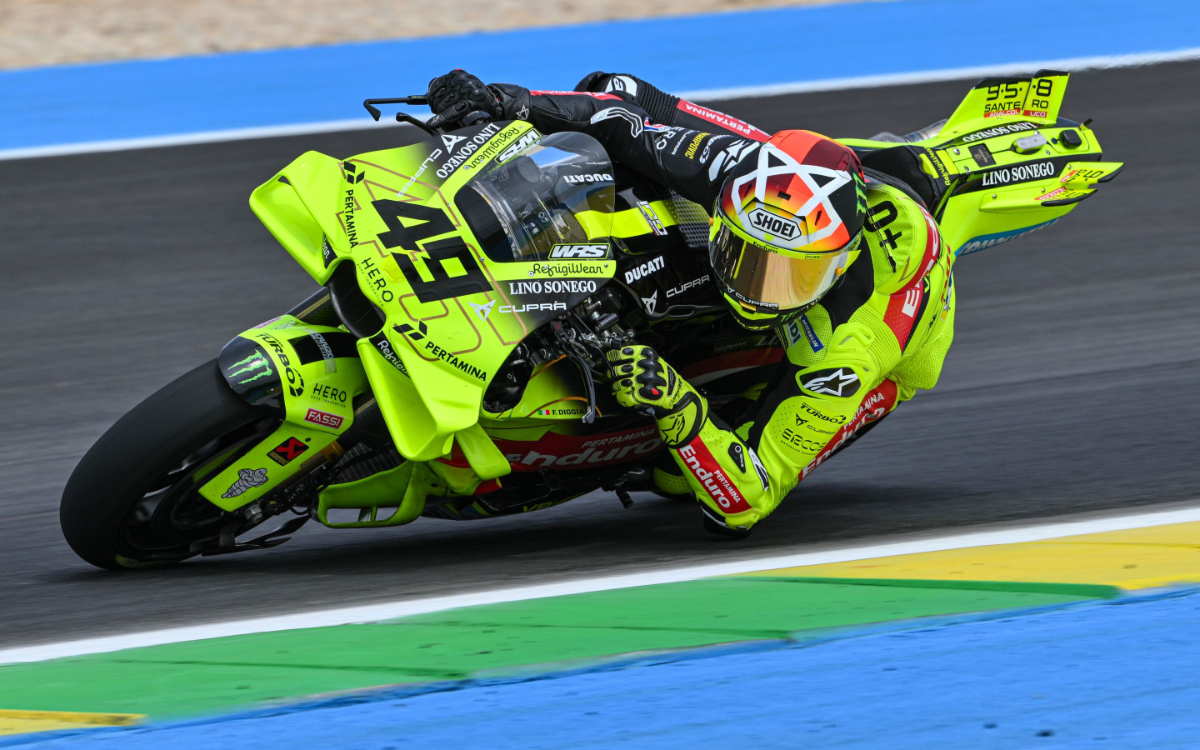Fabio Di Giannantonio rebut pole MotoGP Brasil dari Q1, Marc Marquez crash. Drama kualifikasi panas di Goiania penuh kejutan.