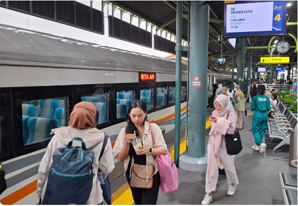 Beberapa pemudik menggunakan moda kereta api.