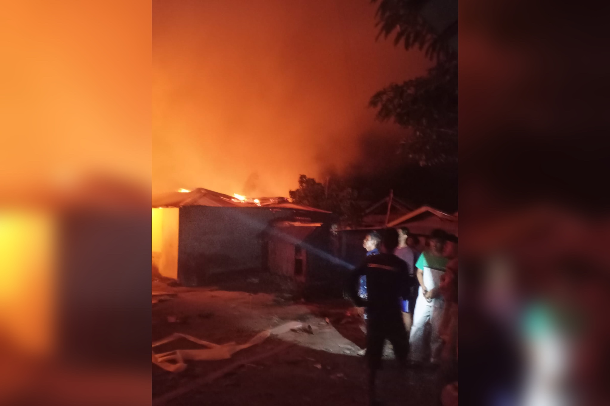 Proses pemadaman kebakaran di Alas, Sumbawa, Ahad dini hari (22/3).