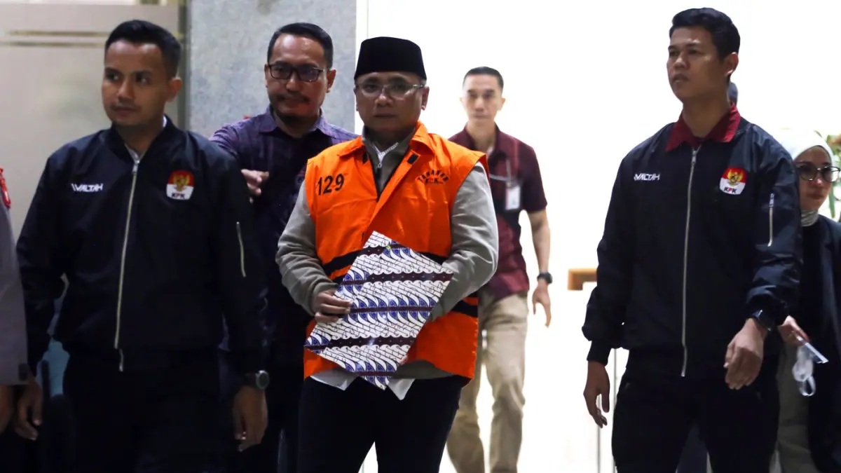 Eks Menteri Agama Yaqut Cholil Qoumas mengenakan rompi oranye KPK sebagai tersangka dugaan korupsi kuota haji.