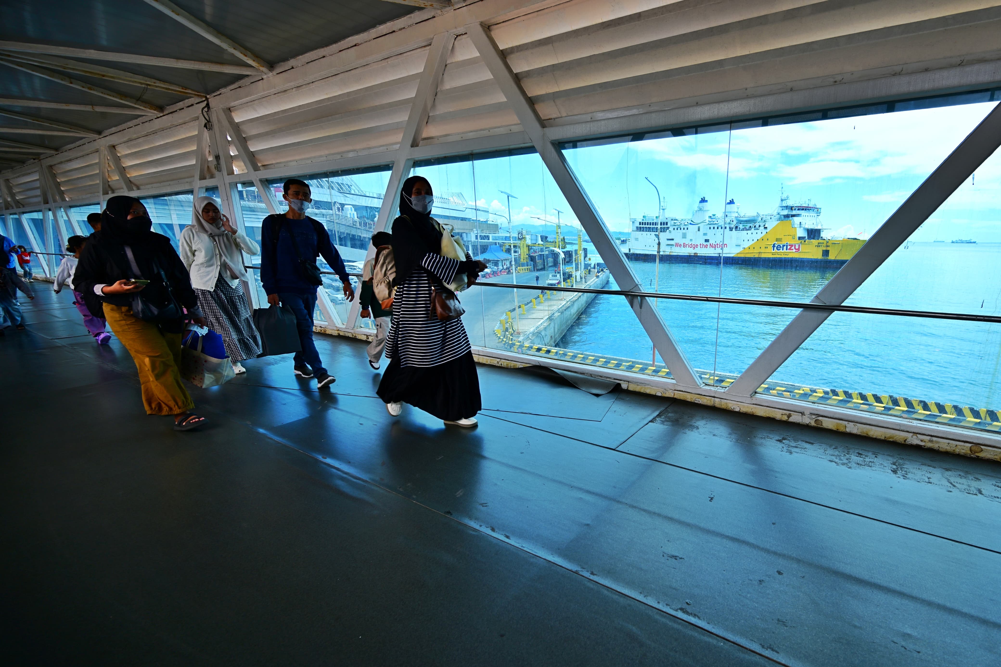 Masyarakat menggunakan transportasi umum. 
