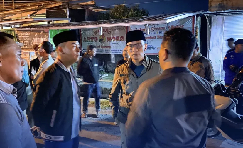 Kapolresta Mataram dan Wali Kota Mataram meninjau kondisi kericuhan warga di Pagutan, Kota Mataram