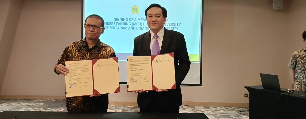 Wakil Rektor IV Unram Prof Akmaluddin dan pihak CMU Thailand menunjukkan MoU yang membuka peluang luas bagi pengembangan riset, pertukaran mahasiswa, dan kolaborasi akademik global.