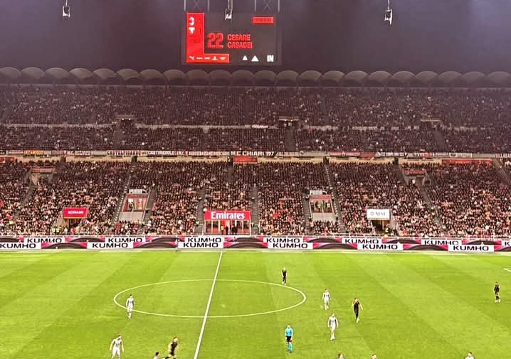 Para suporter AC Milan yang memadati San Siro. 