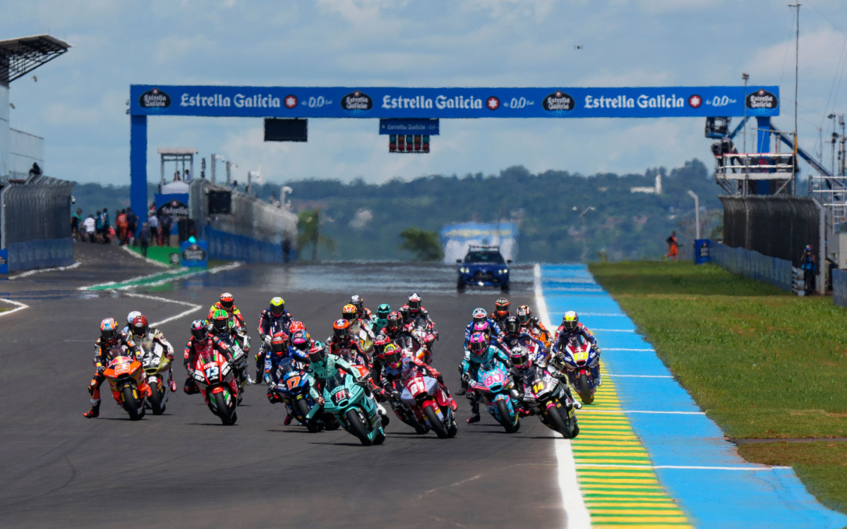Mario Suryo Aji finis ke-13 di Moto2 Brasil dan raih poin. Dani Holgado juara usai duel sengit lawan Daniel Munoz di Goiania.