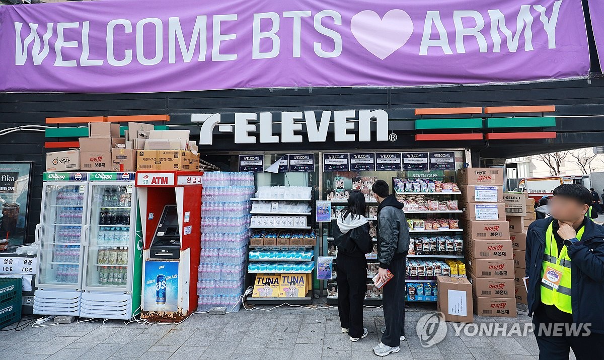 sebuah minimarket dekat Lapangan Gwanghwamun di Seoul dipenuhi dengan berbagai macam merchandise karena grup BTS menggelar konser gratis BTS THE COMEBACK LIVE ARIRANG.