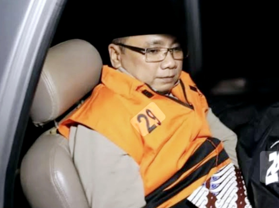 Tersangka kasus kuota haji eks Menteri Agama (Menag) Yaqut Cholil Qoumas alias Gus Yaqut saat mulai ditahan KPK, Kamis malam (12/3). 
