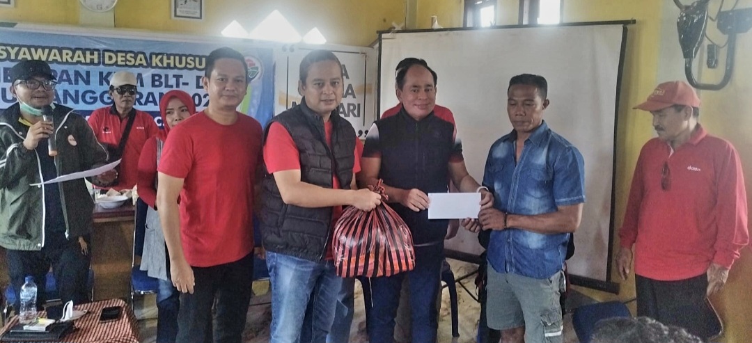 Jajaran DPC PDIP Kabupaten Sumbawa menyalurkan bantuan ke para korban kebakaran di Desa Kalimango, Kecamatan Alas, Kabupaten Sumbawa, Senin (23/3). 