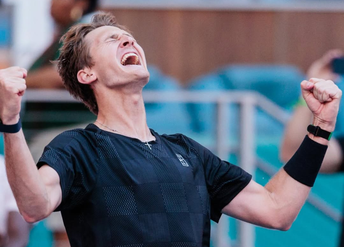 Sebastian Korda tumbangkan Carlos Alcaraz di Miami Open lewat duel sengit tiga set. Kejutan besar lahir dari laga dramatis penuh tekanan.