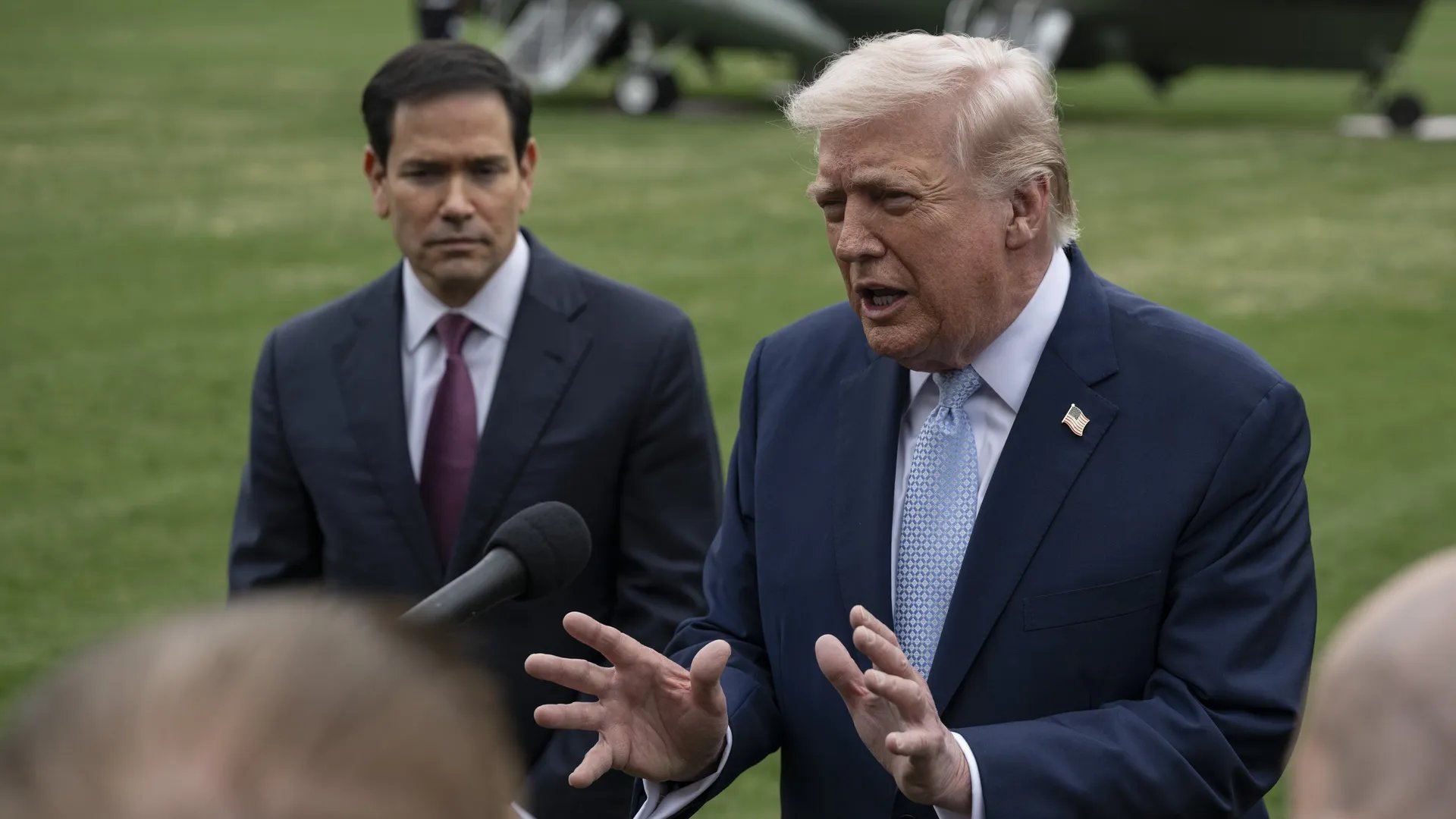 Di tengah ketegangan yang belum mereda, Donald Trump kembali jadi sorotan. Proposal AS ke Iran disebut-sebut tak lepas dari pengaruh strateginya&mdash;diam di depan, bergerak lewat jalur belakang.