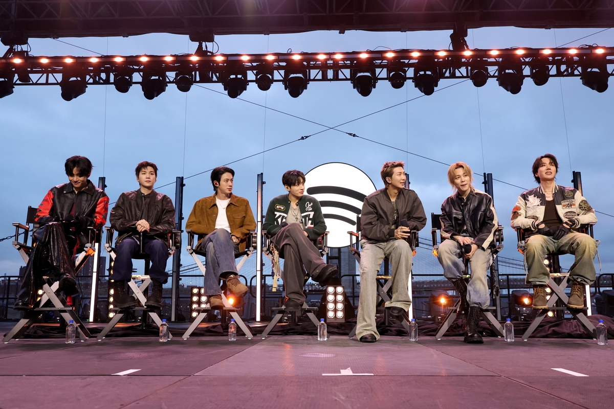 BTS kembali ke panggung AS sebagai grup lengkap untuk pertama kalinya dalam 4 tahun dalam intimate show Swimside di Manhattan.