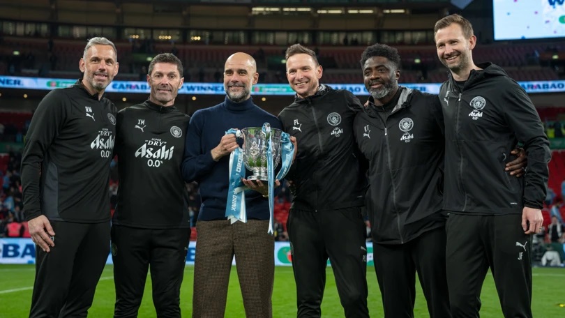 Pep Guardiola (tiga dari kiri)  menjadi orang pertama dan satu-satunya yang mampu mengoleksi lima gelar Piala Liga. (es.mancity.com)