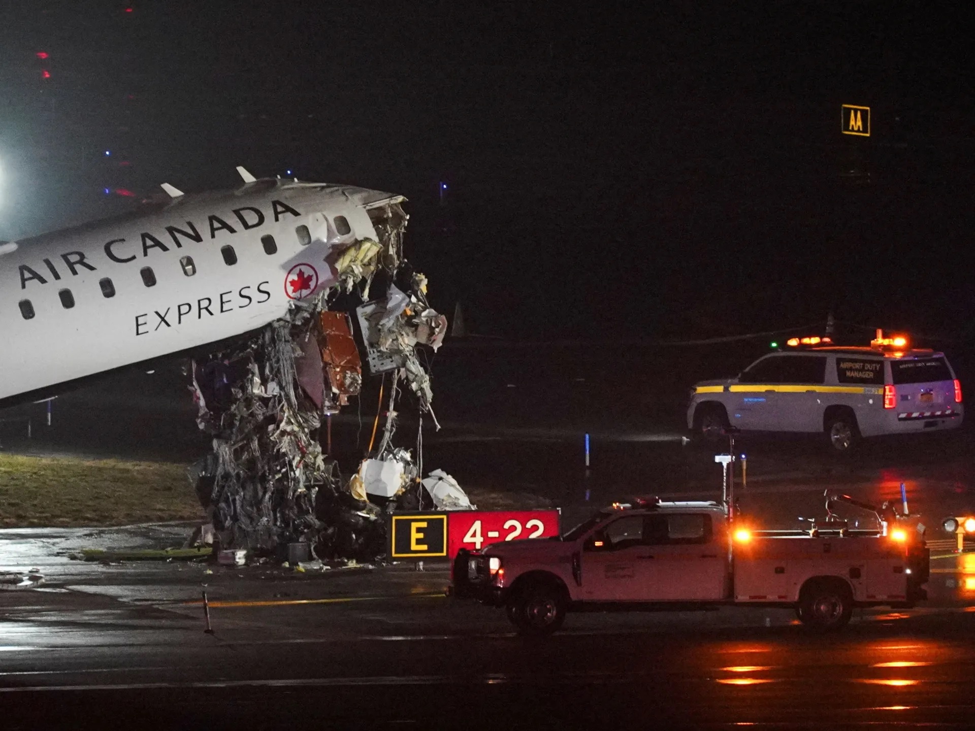 Pesawat Air Canada yang mengalami kecelakaan di Bandara LaGuardia, New York. (Istimewa)